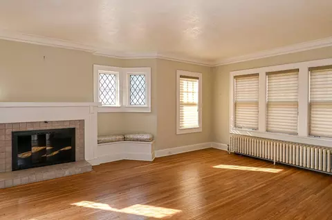 Living - 3102 E 1st St, Duluth, MN 55812 photo 2 of 3