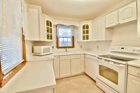 Kitchen - 928 Riverside Dr SE, Saint Cloud, MN 56304 photo 5 of 7