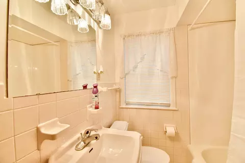 Bath - 928 Riverside Dr SE, Saint Cloud, MN 56304 photo 4 of 5