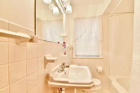 Bath - 928 Riverside Dr SE, Saint Cloud, MN 56304 photo 3 of 5