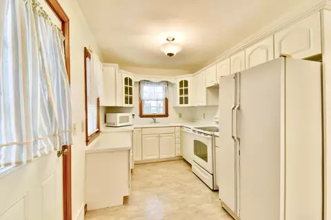 Kitchen - 928 Riverside Dr SE, Saint Cloud, MN 56304 photo 4 of 7