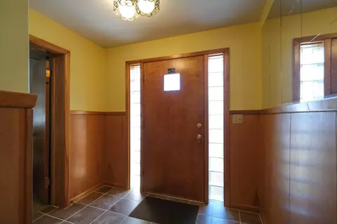 Entry Way - 400 9th St SE, Waseca, MN 56093 photo 4 of 4