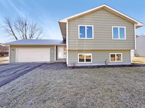 635 Koehnen Dr, Chaska, MN 55318