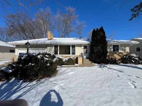 1907 Shryer Ave W, Roseville, MN 55113