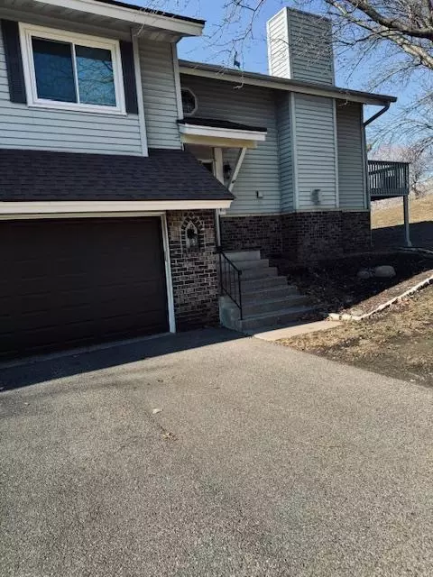 1054 Aston Cir, Burnsville, MN 55337