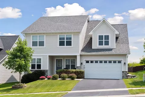 9081 River Rock Dr N, Chanhassen, MN 55317
