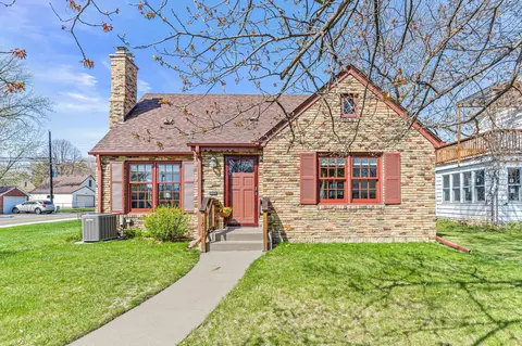 1811 Simpson St, Falcon Heights, MN 55113
