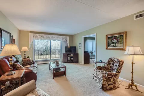 2465 Londin Ln E #208, Maplewood, MN 55119