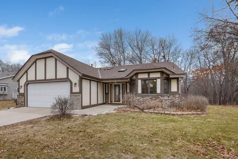2037 Helmo Ave N, Oakdale, MN 55128