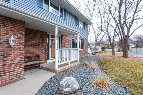 11205 Carver Ct, Burnsville, MN 55337