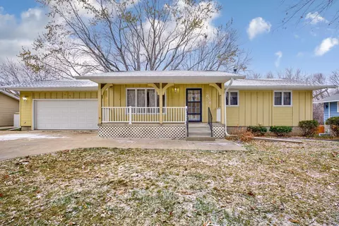 858 Westwood Dr, Faribault, MN 55021