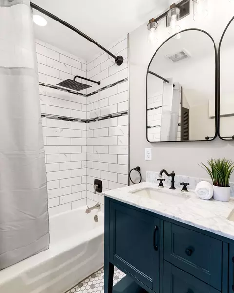 Bath - 4721 Robinson St, Duluth, MN 55804 photo 4 of 4