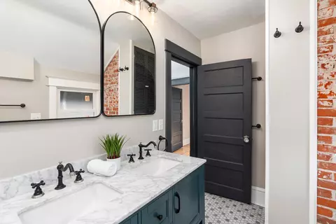 Bath - 4721 Robinson St, Duluth, MN 55804 photo 3 of 4