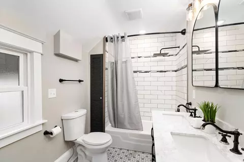 Bath - 4721 Robinson St, Duluth, MN 55804 photo 2 of 4