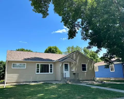 705 Brian St, Marshall, MN 56258 photo 2