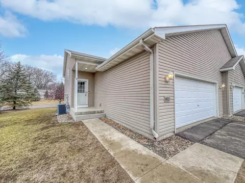832 Ravoux Cir, Chaska, MN 55318