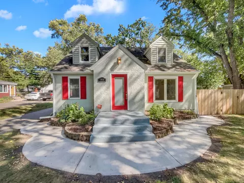 2060 Giesmann St, Roseville, MN 55113