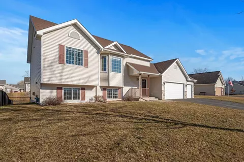 1521 W Maple St, River Falls, WI 54022