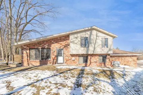 9725 Cimarron Cir, Minnetonka, MN 55328