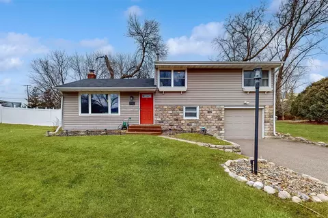 11110 Oak Knoll Ter N, Minnetonka, MN 55305