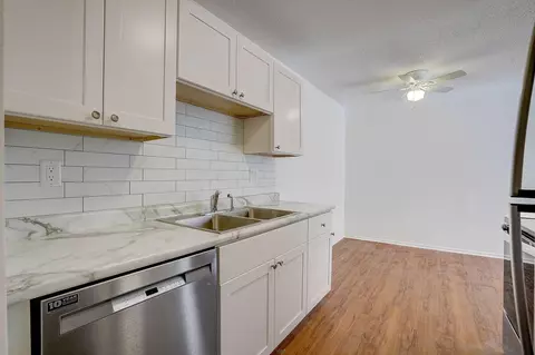 401 E Burnsville Pkwy #305, Burnsville, MN 55337