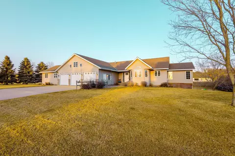 505 Country Oak Dr, Sauk Centre, MN 56378