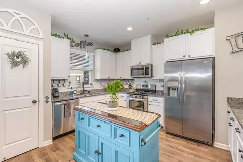 8750 Granite Ln, Woodbury, MN 55129