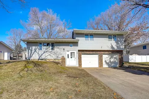 27 Crestview Bay, Faribault, MN 55021
