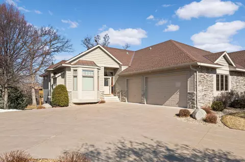 2211 Midland View Ct N, Roseville, MN 55113