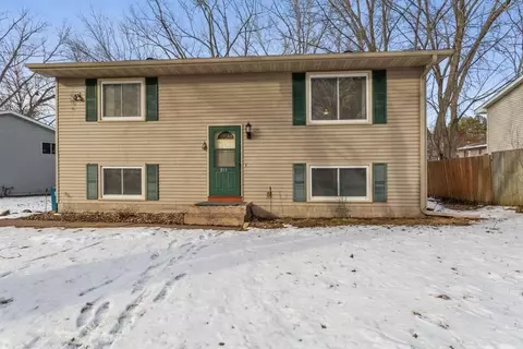 813 10th Ave SW, Forest Lake, MN 55025