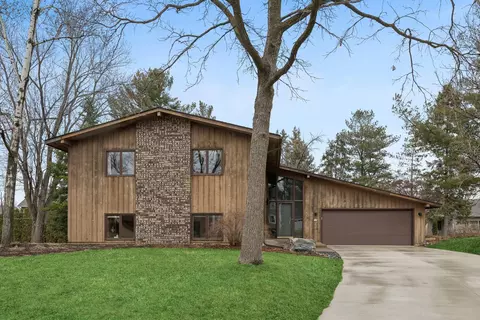 908 Ivanhoe Dr, Northfield, MN 55057