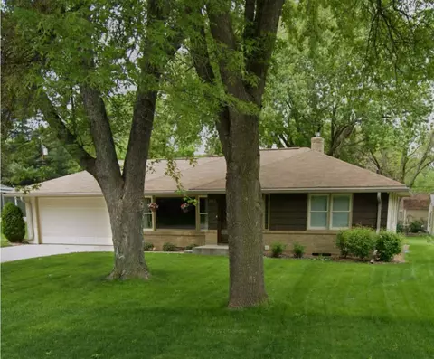 2215 Hendry Pl, Maplewood, MN 55117