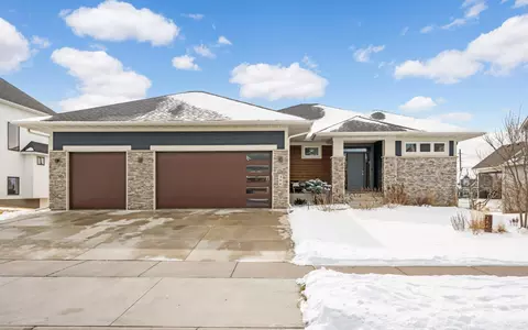 386 Riverside Cir, Anoka, MN 55303