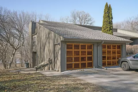 9024 Neill Lake Rd, Eden Prairie, MN 55347