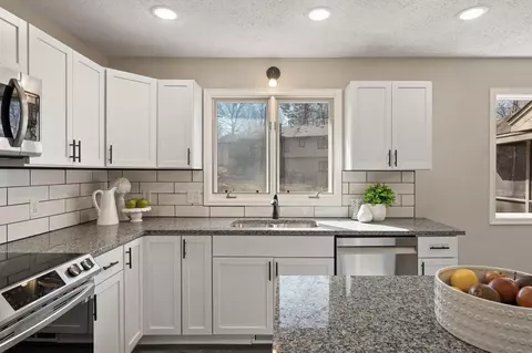 Kitchen - 2875 Pheasant Cir, Mound, MN 55364 photo 4 of 6