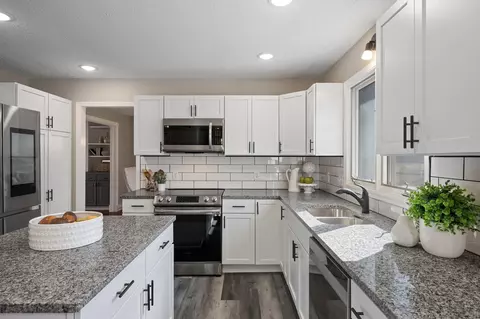 Kitchen - 2875 Pheasant Cir, Mound, MN 55364 photo 5 of 6