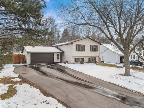 1405 W 137th St, Burnsville, MN 55337
