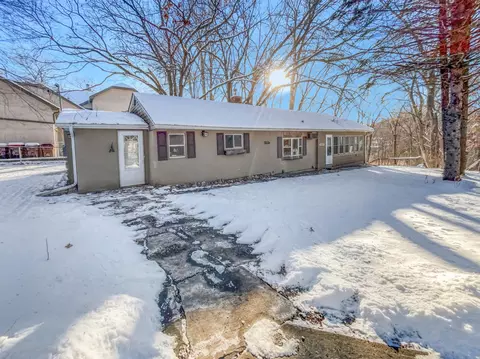6221 N 7th St, Oakdale, MN 55128