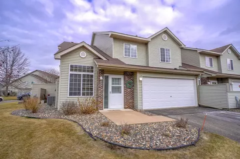 2441 Oakridge Cir, Hudson, WI 54016