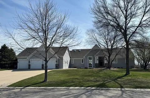 1055 W Shore Dr SW, Hutchinson, MN 55350