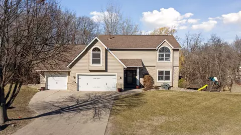 2249 Kenwood Ct, Maplewood, MN 55117