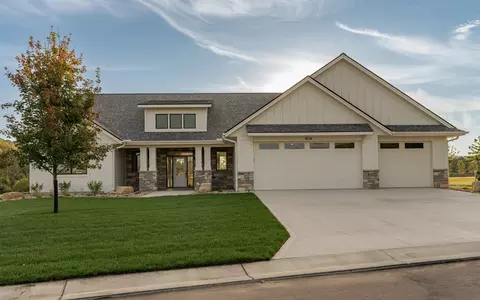 1634 Mayowood Ct SW, Rochester, MN 55902