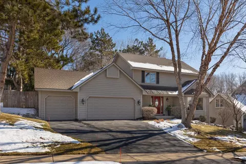9747 Woodridge Dr, Eden Prairie, MN 55347