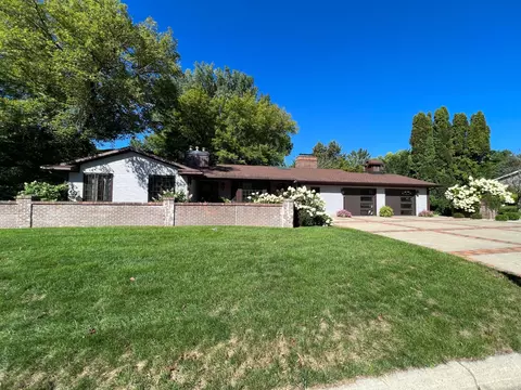 414 Crescent Dr, Albert Lea, MN 56007