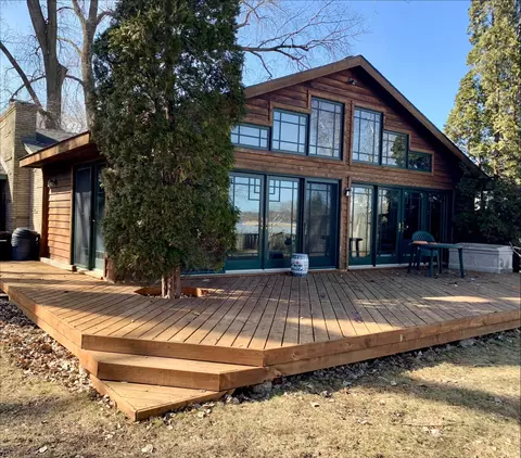 112 Peninsula Rd, Medicine Lake, MN 55441