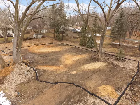834 Cree Dr, Chanhassen, MN 55317