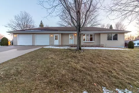 325 E Woodlawn St, Le Center, MN 56057