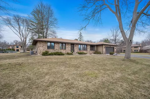 9936 Nesbitt Cir, Bloomington, MN 55437