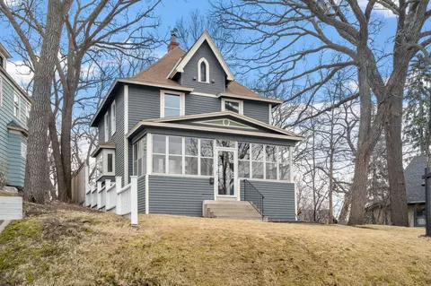 2142 Knapp St, Saint Paul, MN 55108