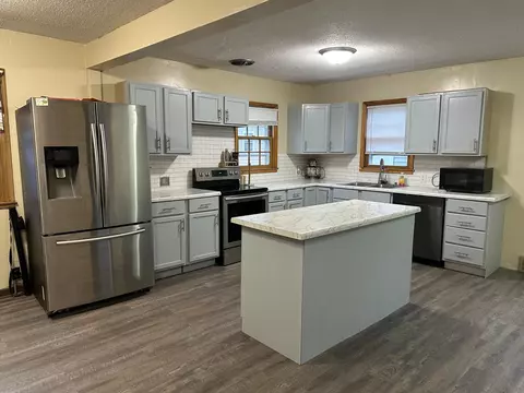 304 N A St, Marshall, MN 56258 photo 4